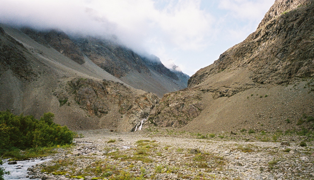 Taking a look at the approach to Stor Lenangstinden.