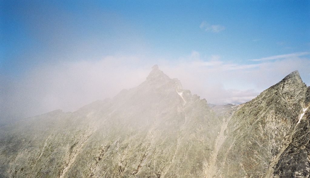 Hamperokken through the cloud.