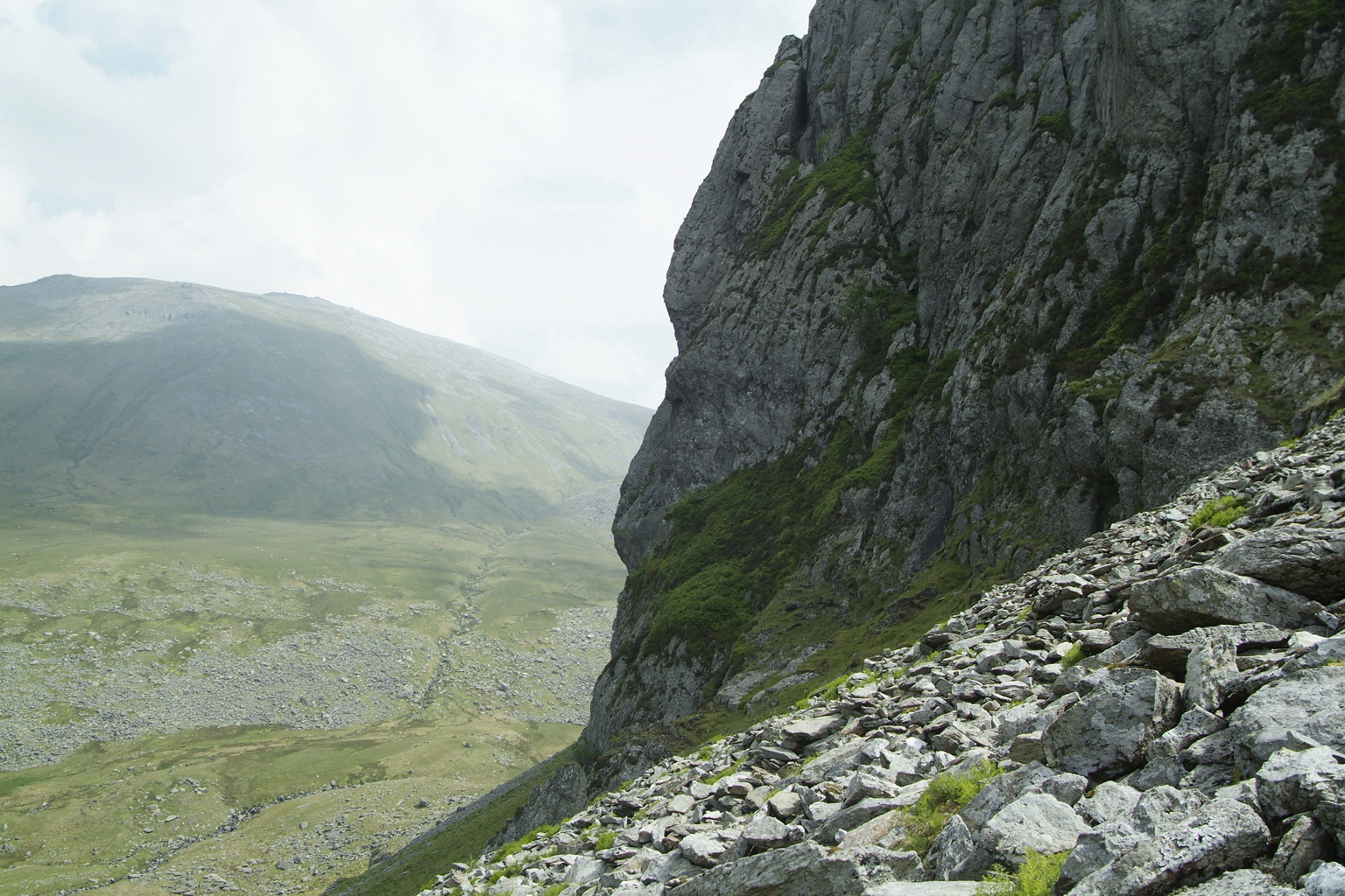 The cliffs of Llech Ddu.